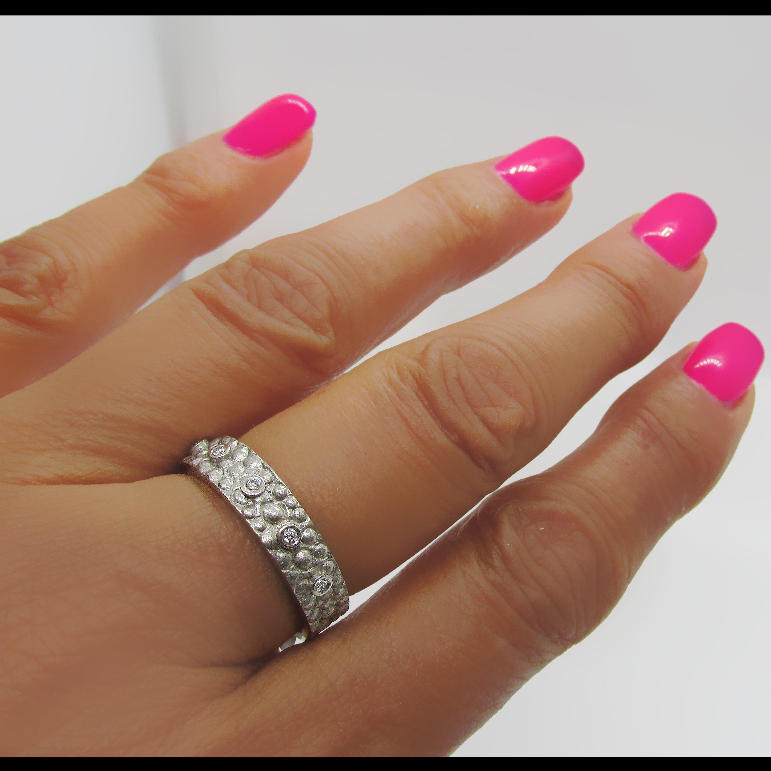 Textured Gold Band With 5 Diamonds White Gold 14K - Thenetjeweler