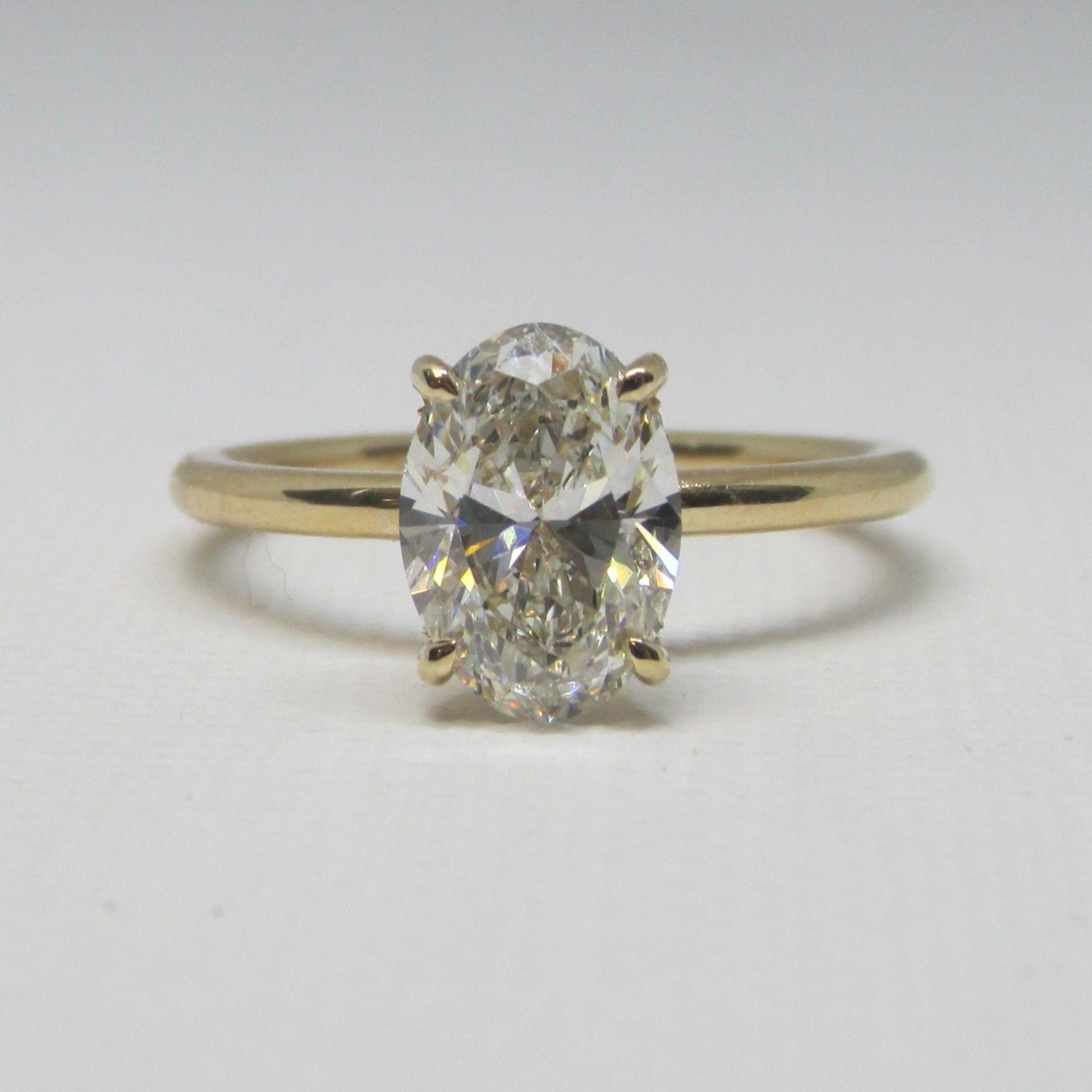 Bague de fiançailles en or jaune 18 carats avec diamant ovale